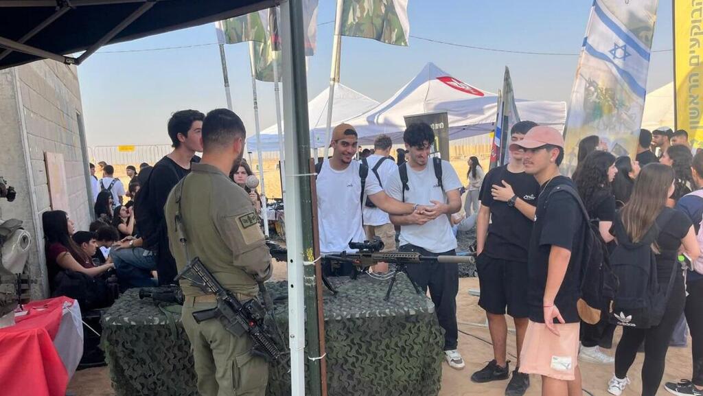 Teens participating in the "Following Warriors" program (Photo: IDF) פרויקט בעקבות לוחמים מפגש של בני הנוער עם הלוחמים חיילים
