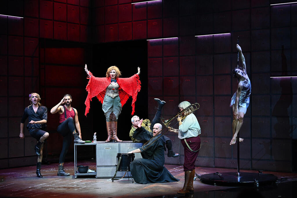 Сцена из спектакля (Фото: Сергей Демьянчук ) Сцена из спектакля