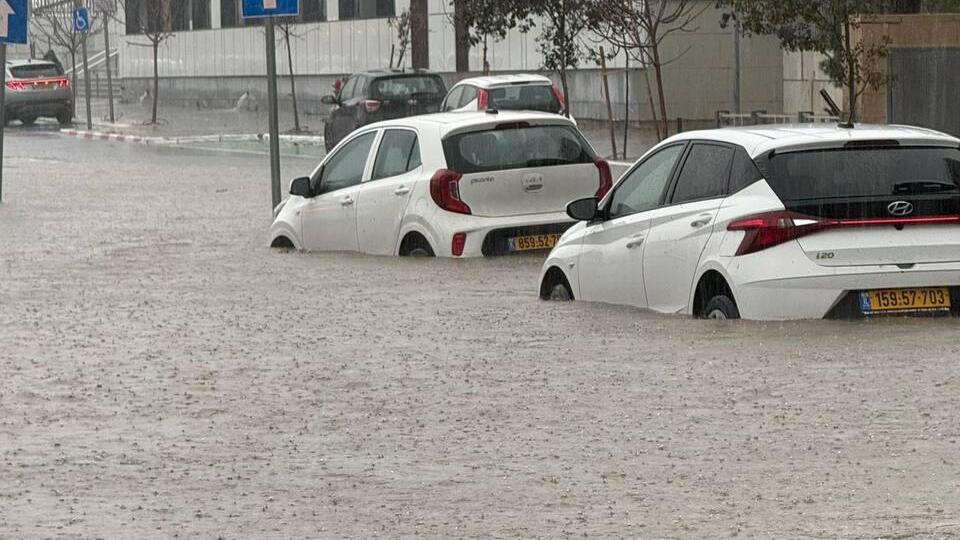 תיעוד מיבנה: רכבים שקועים ותקועים בעקבות ההצפות