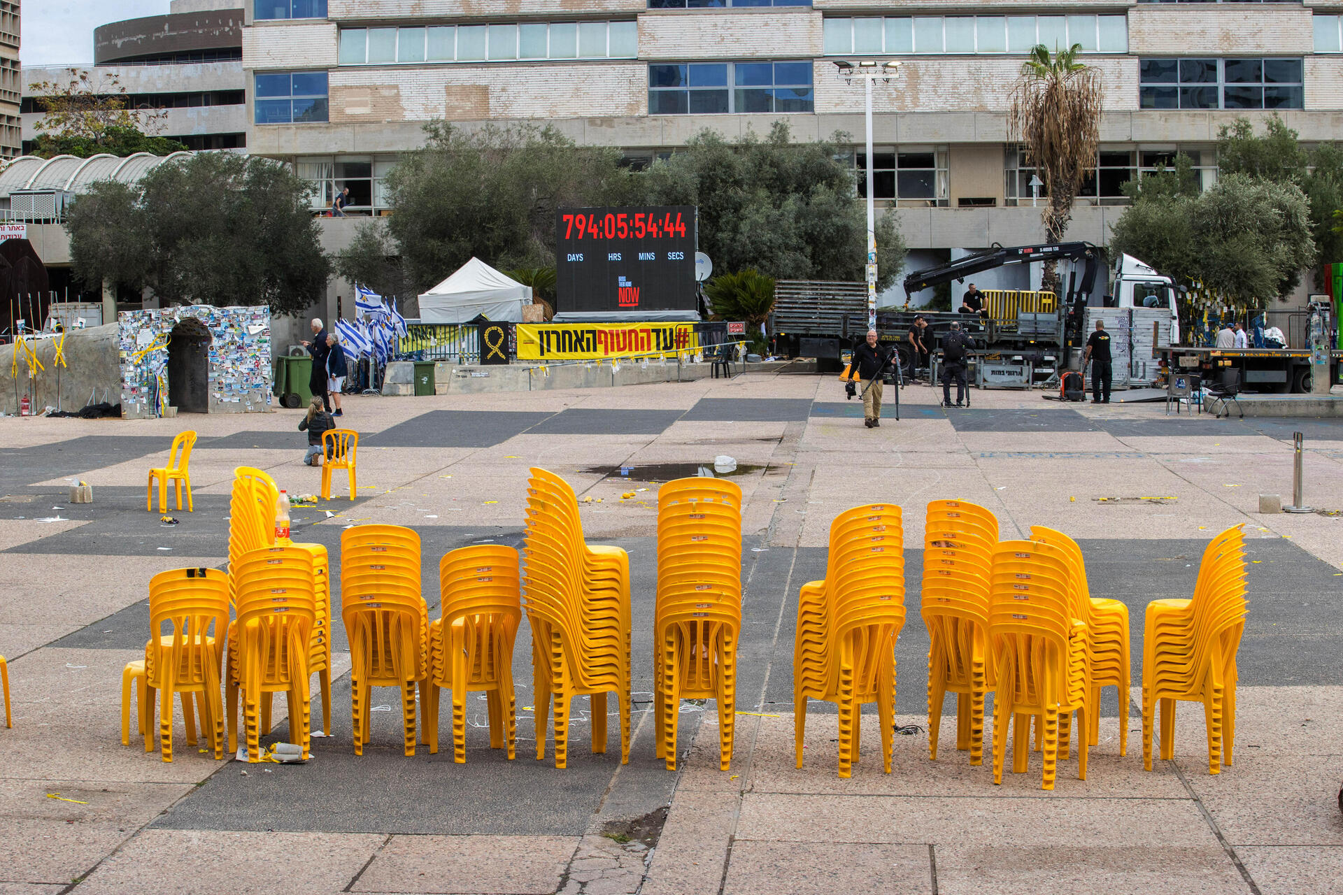 מתחילים לפרק את כיכר החטופים 