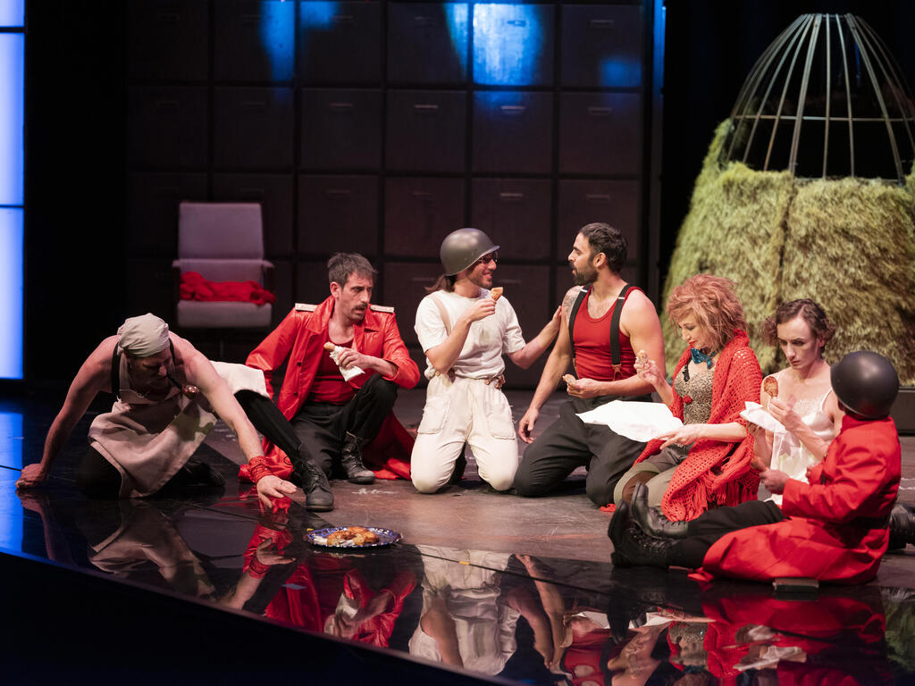 Сцена из спектакля (Фото: Станислав Поспелов ) Сцена из спектакля