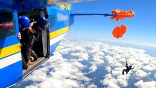 תיעוד מ אוסטרליה מצנח ב צניחה חופשית שמסתבך בכנף המטוס