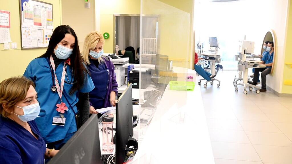 Снова в масках: больница "Вольфсон" (Фото: Коби Куанкес) חזרה למסכות במחלקת הילדים בבית החולים וולפסון