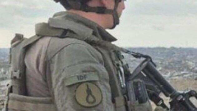חייל צה"ל עונד תג סמל חבל תליה