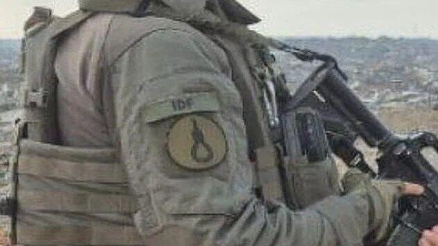 חייל צה"ל עונד תג סמל חבל תליה