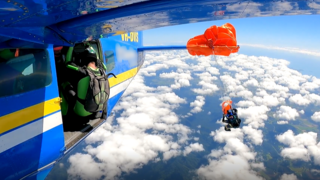 תיעוד מ אוסטרליה מצנח ב צניחה חופשית שמסתבך בכנף המטוס