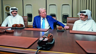 דונלד טראמפ עם ראש ממשלת קטאר מוחמד אל־ת'אני (מימין) והאמיר תמים בן חמד אל־ת'אני