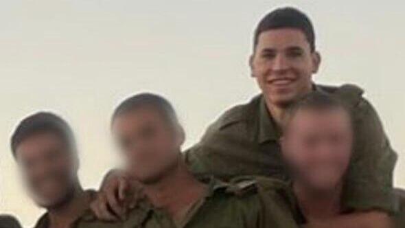 Niv hugs Sgt. Y (Photo: Courtesy) ניב דייג ז"ל עם הצוות שלו מגדוד 890