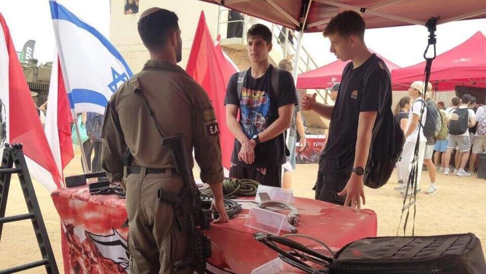 פרויקט בעקבות לוחמים מפגש של בני הנוער עם הלוחמים חיילים 