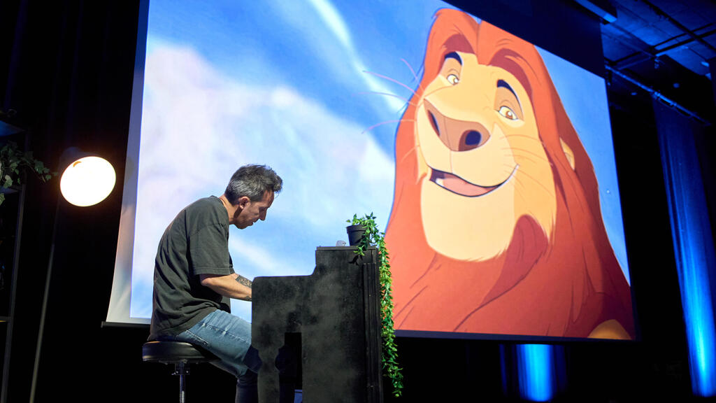 Yaki Gani, the lion King and Elton John (Photo: Tarlan Ben Avi) Yaki Gani