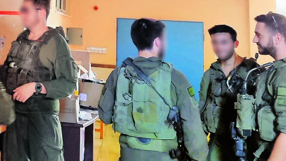 דביר רווח המ"פ (מימין), חצי שנה לפני נפילתו. לצידו: סמל רונר