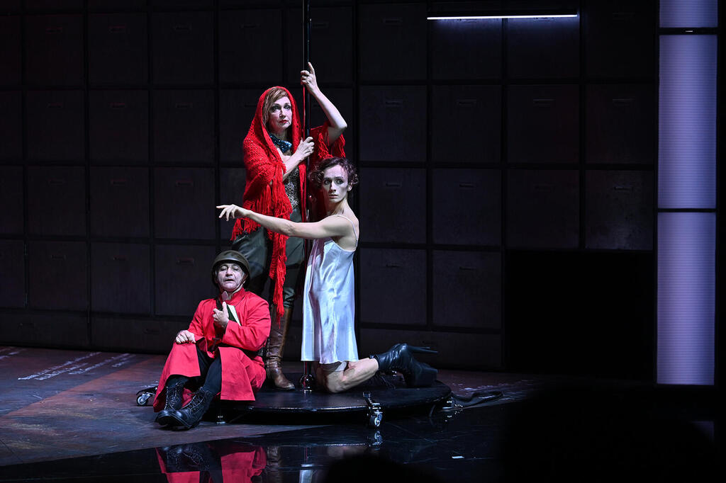 Сцена из спектакля (Фото: Сергей Демьянчук ) Сцена из спектакля