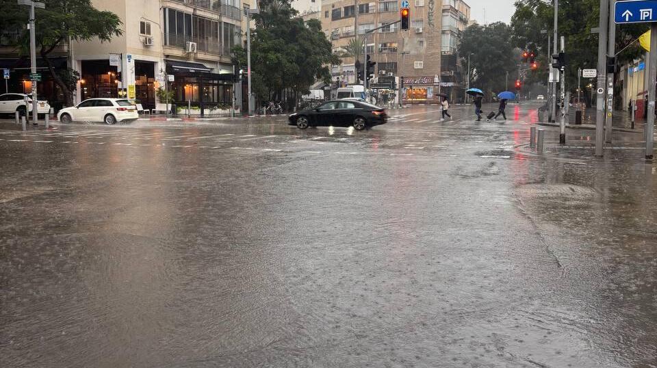 גשמים עזים בגוש דן ובכרמל, והצפות: עדכונים שוטפים מהשיא של "ביירון"