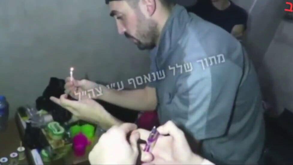 התיעוד המלא והמצמרר: 6 החטופים שנרצחו מדליקים נרות חנוכה במנהרה, שרים ובוכים