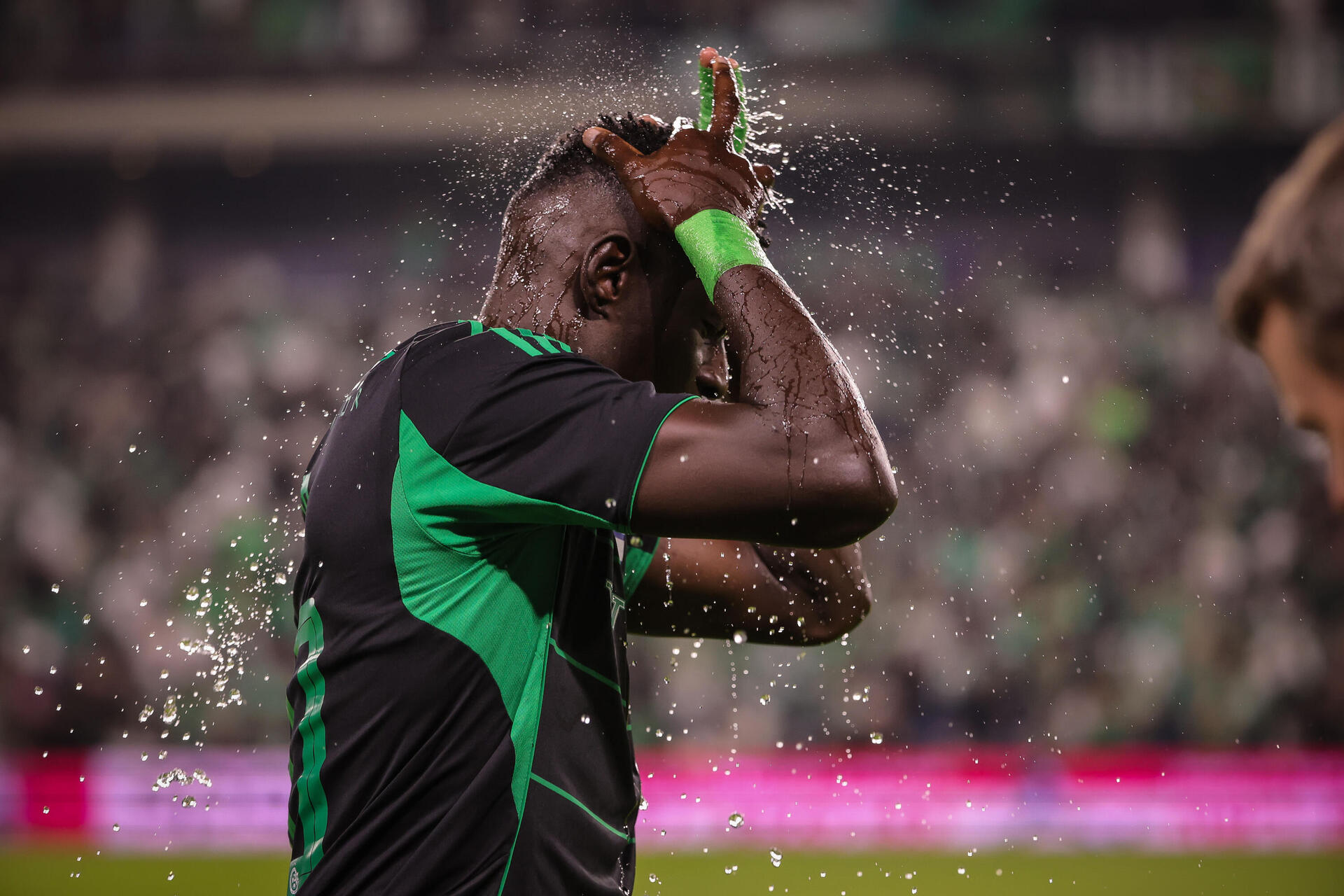 עבדולאי סק ממכבי חיפה מתרענן במשחק נגד קריית שמונה 