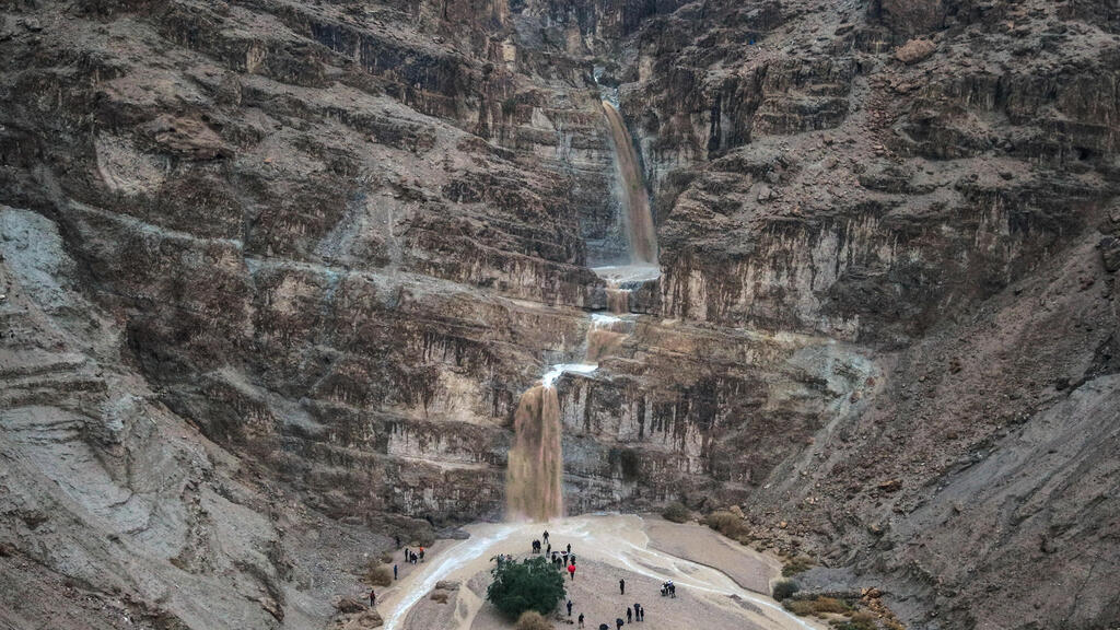 Flooding at Qumran Caves (Photo: REUTERS/Ilan Rosenberg) מפל בקומראן