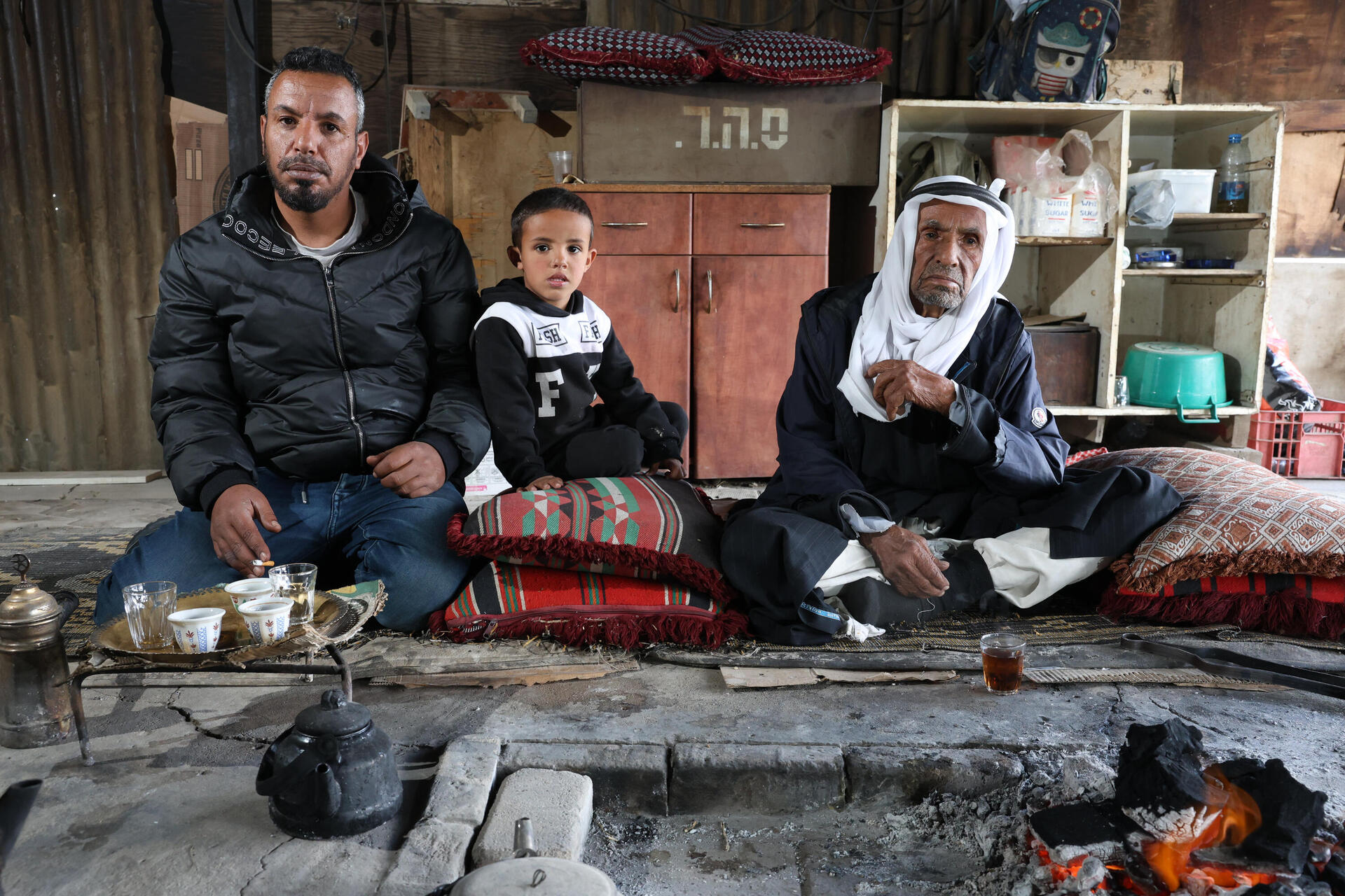 פרג' הוואשלה בן ה-90 עם הנכד והבן מהכפר הלא מוכר ראס ג'ראבה בנגב. בקרוב ביתם ייהרס 