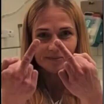 עובדת בסינבון פוטרה על גזענות