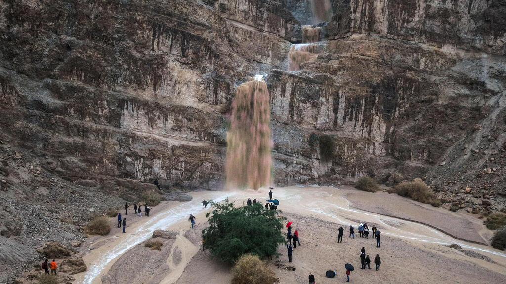 Waterfall at Qumran (Photo: REUTERS/Ilan Rosenberg) מפל בקומראן