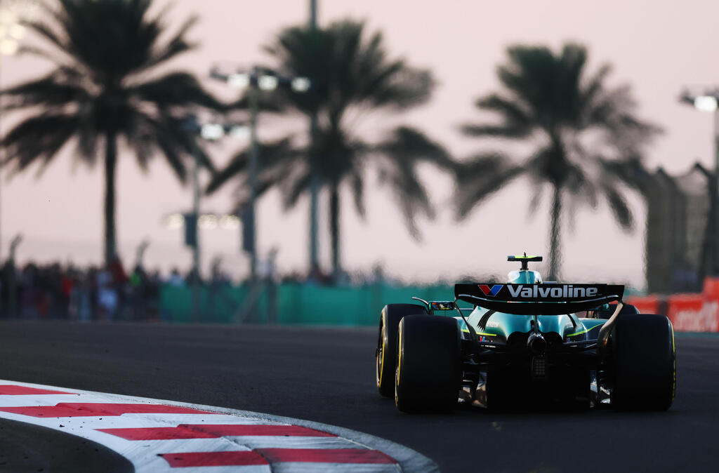 Photo: Clive Rose/Getty Images פרננדו אלונסו במכונית אסטון מרטין במרוץ הסיום של פורמולה-1 באבו דאבי