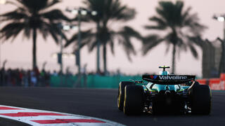 פרננדו אלונסו במכונית אסטון מרטין במרוץ הסיום של פורמולה-1 באבו דאבי