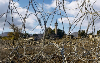 מסגד בכפר נטוש בעומק סוריה. לאזרחים המעטים שנשארו פה טוב שאנחנו כאן, טוען פלאי | צילום: גיל נחושתן