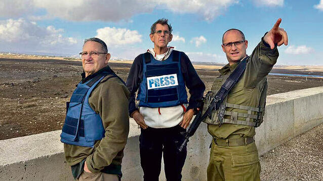 Ron Ben-Yishai, Dov Eichenwald, and Brig. Gen. Yair Palai תא"ל פלאי עם איכנולד )במרכז( ובן ישי. הניסיון המבצעי שצברו לוחמי המילואים בשנתיים האחרונות שידרג את כל הצבא | צילום: גיל נחשותן