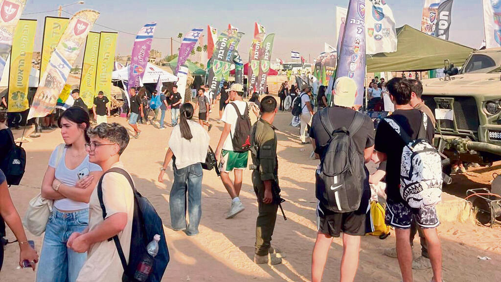 Teens participating in the 'Following Warriors' program (Photo: IDF) מוטביציה גבוהה לשירות קרבי. בני ובנות הנוער במפגש "בעקבות לוחמים"