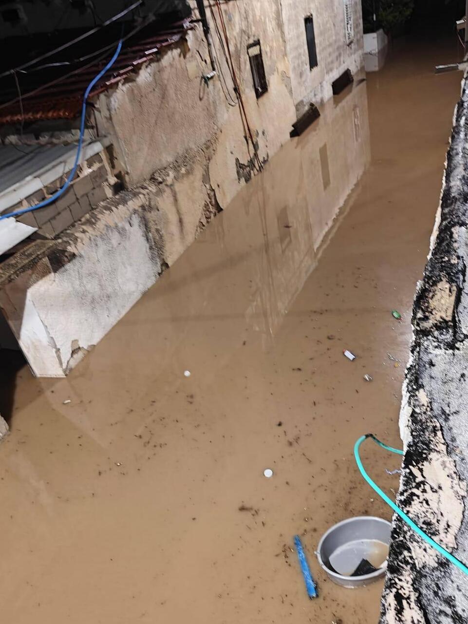 Улица в Ашкелоне после затопления (Фото: Томер Шунам-Галеви) הצפה בביתו של יוסף שונם הלוי בן ה-100 באשקלון, בעקבות הסופה