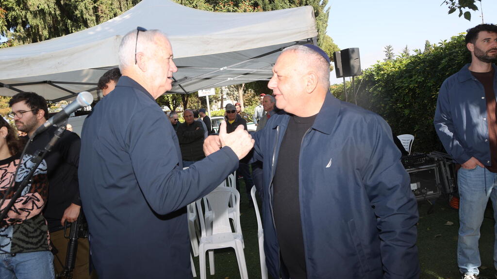 Benny Gantz at the memorial ceremony for Gal Eisenkot (Photo: Yariv Katz) גדי איזנקוט ובני גנץ באזכרתו של גל איזנקוט ז"ל, שנתיים למותו