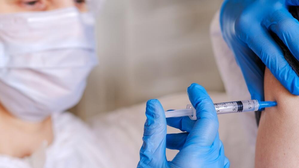 COVID vaccine may get an unusual warning; illustration (Photo: Shutterstock) חיסון נגד קורונה