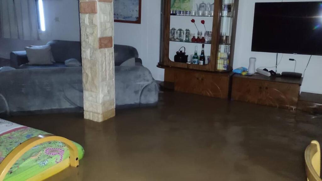 Photo: Tomer Shunem Halevi הצפה בביתו של יוסף שונם הלוי בן ה-100 באשקלון, בעקבות הסופה