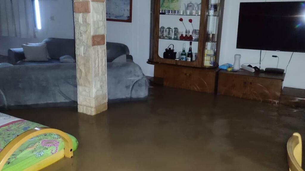 Затопленный дом 100-летнего жителя Ашкелона (Фото: Томер Шунам-Галеви) הצפה בביתו של יוסף שונם הלוי בן ה-100 באשקלון, בעקבות הסופה