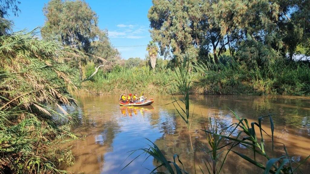 הנעדרת בירקון אותרה בחיים וחולצה בסירה, גובר החשש לחייו של הצעיר