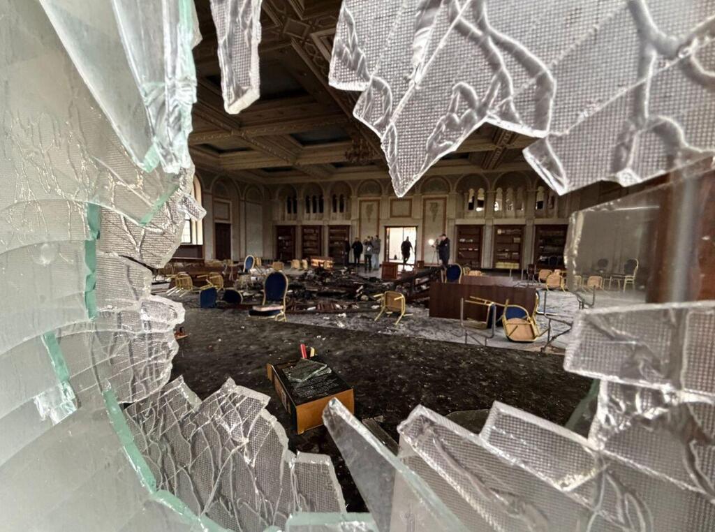 Damage inside the Kloiz Kadisha synagogue, which belongs to the Sadigura Hasidic dynasty (Photo: Yehoshua Fruchter and Meir Zelznik) הנזקים בבית הכנסת של חסידות סדיגורא