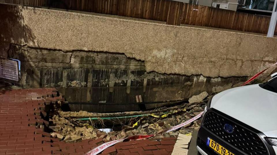 Sinkhole in Ashkelon בולען באשקלון בעקבות גשמים עזים והצפות - סופת ביירון