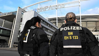 שוטרות מחוץ לאצטדיון של שטוטגרט, אתמול