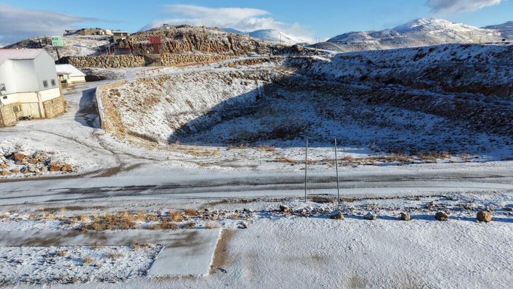 A thin layer of snow at the upper level of Mount Hermon סופת 'ביירון' הגיעה למפלס העליון באתר החרמון והורידה 2 סמ' שלג