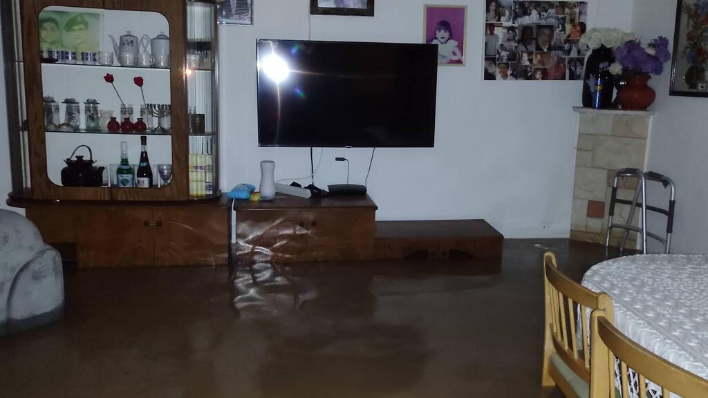 Затопленный дом 100-летнего жителя Ашкелона (Фото: Томер Шунам-Галеви) הצפה בביתו של יוסף שונם הלוי בן ה-100 באשקלון, בעקבות הסופה