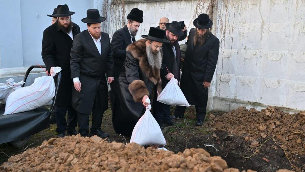 Burying the remains of the holy books (Photo: Yehoshua Fruchter and Meir Zelznik) קוברים את שרידי ספרי הקודש