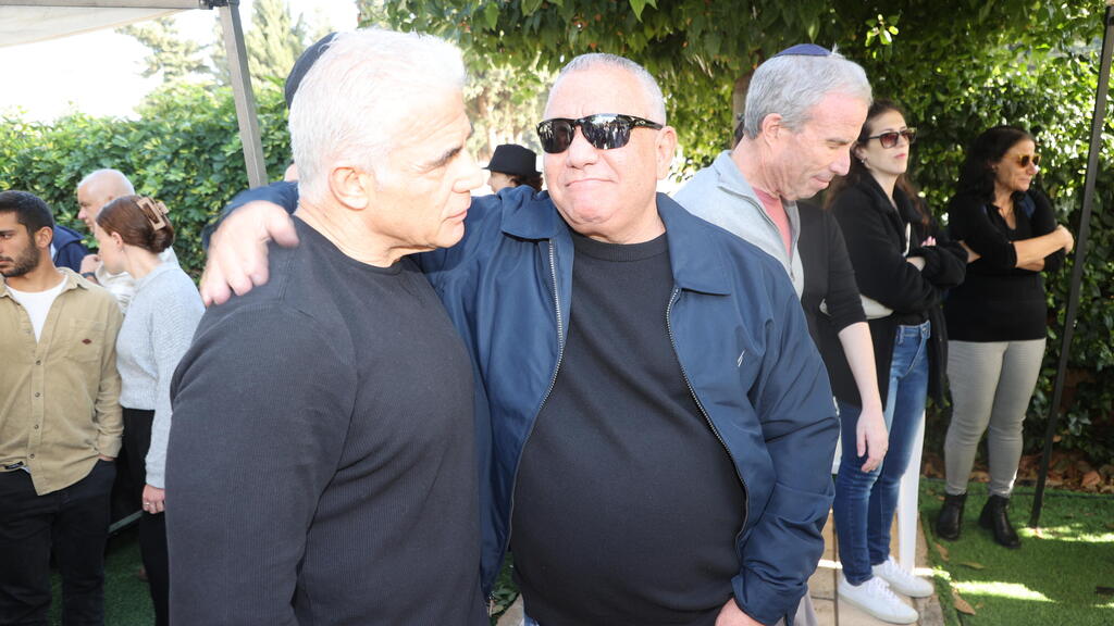 Eisenkot with opposition leader Yair Lapid (Photo: Yariv Katz) אזכרתו של גל איזנקוט ז"ל, שנתיים למותו - גדי אביו של גל ויאיר לפיד