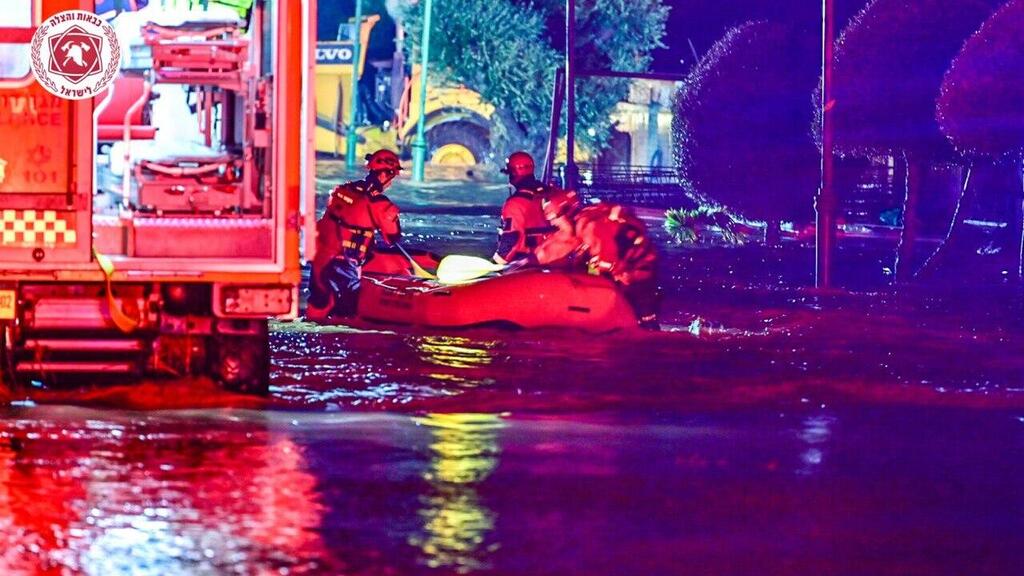 Evacuation by boat from Beit Shikama (צילום: דוברות כבאות והצלה) כבאות והצלה הצפה בית שיקמה ביירון פינוי היפותרמיה