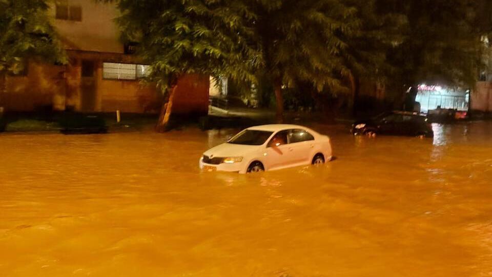 Overnight flooding in Kiryat Gat (Photo: Israel Fire and Rescue Services) הצפות בקריית גת בעקבות גשמים עזים - סופת ביירון