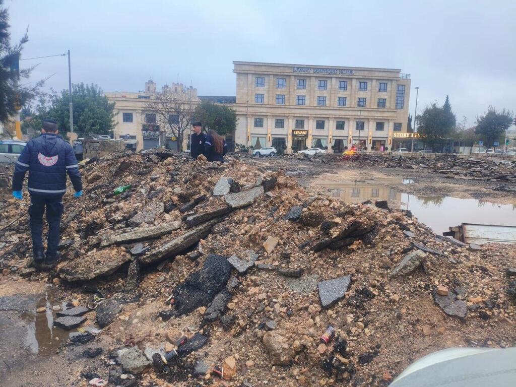 The puddle in Jerusalem’s Sheikh Jarrah neighborhood where the man was found dead (Photo: MDA) המקום בשכונת שייח ג'ראח בירושלים בו אותר אדם כבן 50 ללא רוח חיים במצב היפותרמיה