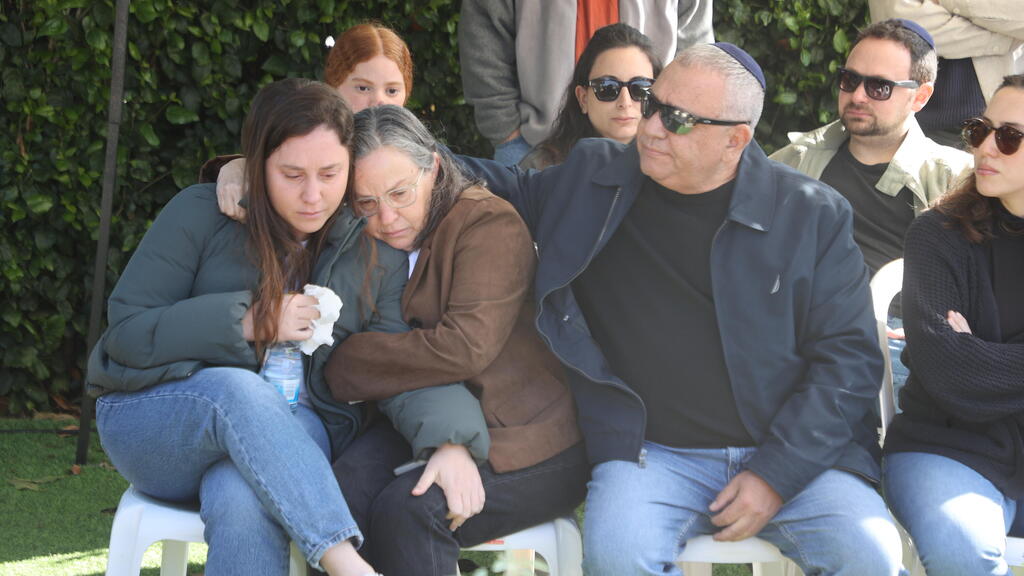 The Eisenkot family at a ceremony in memory of Gal (Photo: Yariv Katz) אזכרתו של גל איזנקוט ז"ל, שנתיים למותו - אביו גדי איזנקוט וחנה אמו של גל
