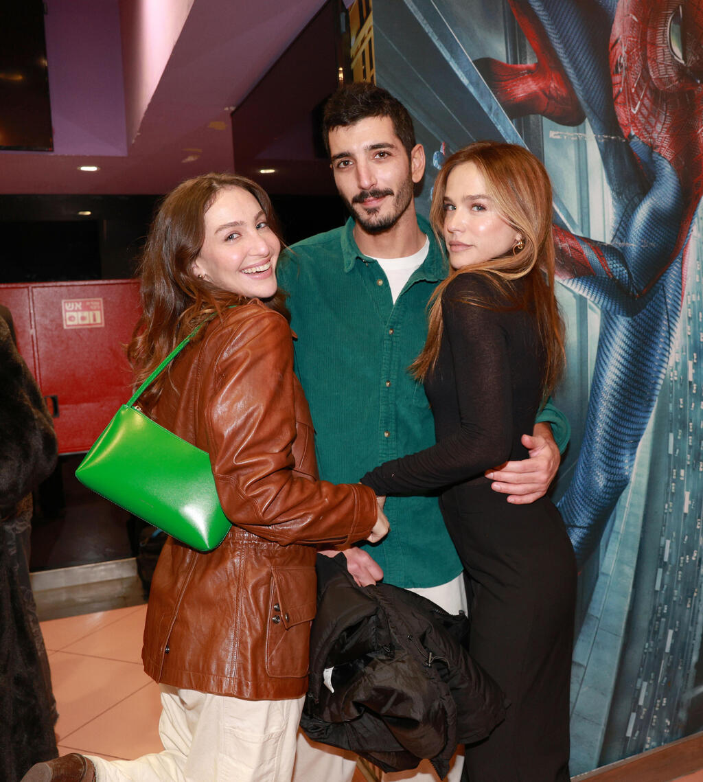 כל היפות אצלו. שירה נאור, אגם רודברג ועידו קציר (צילום: ענת מוסברג) מטכליסטים