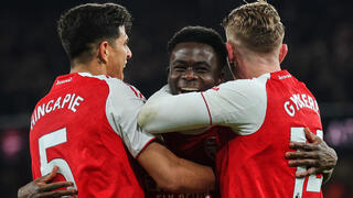 סאקה חוגג עם החברים את השער הנדיר 