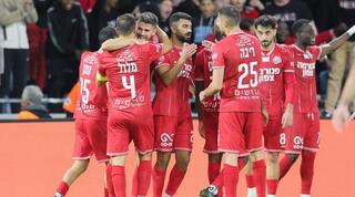 שחקני הפועל חיפה חוגגים