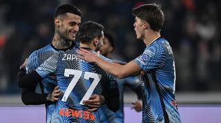 שחקני אטאלנטה חוגגים עם ג'יאנלוקה סקמאקה