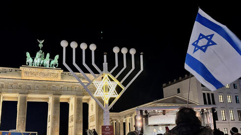 שער ברנדנבורג ברלין גרמניה הדלקת נר ראשון של חנוכה